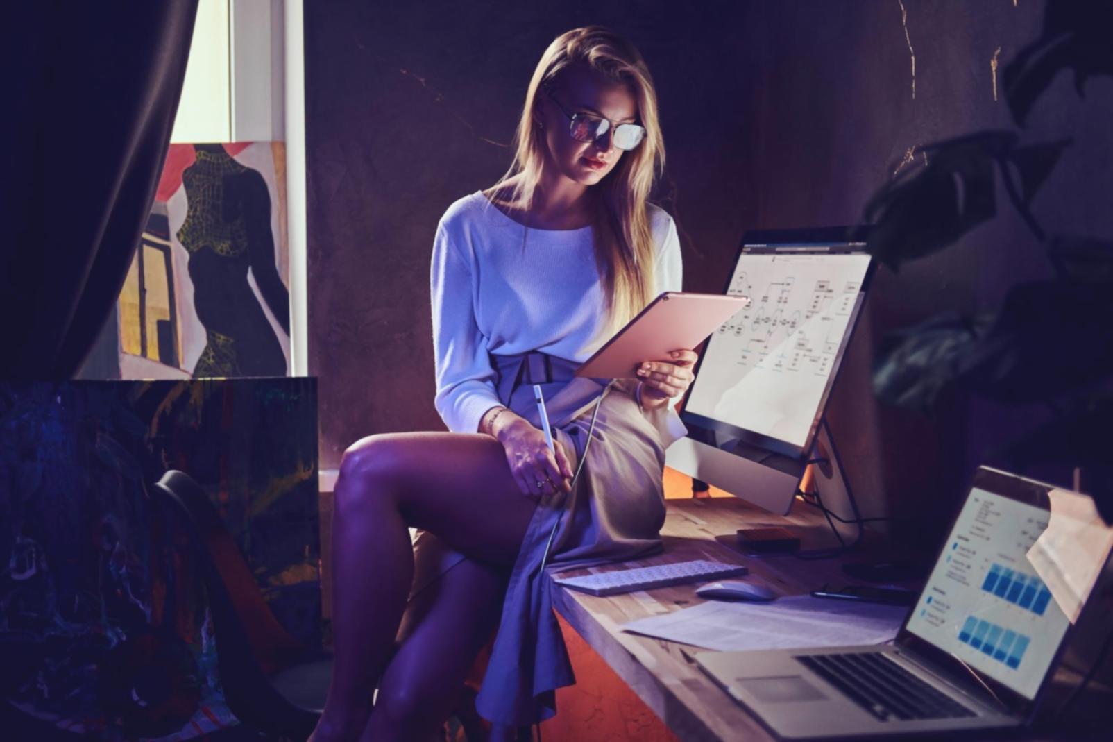 Expertin demonstriert Keyword-Analyse-Techniken im Kursformat